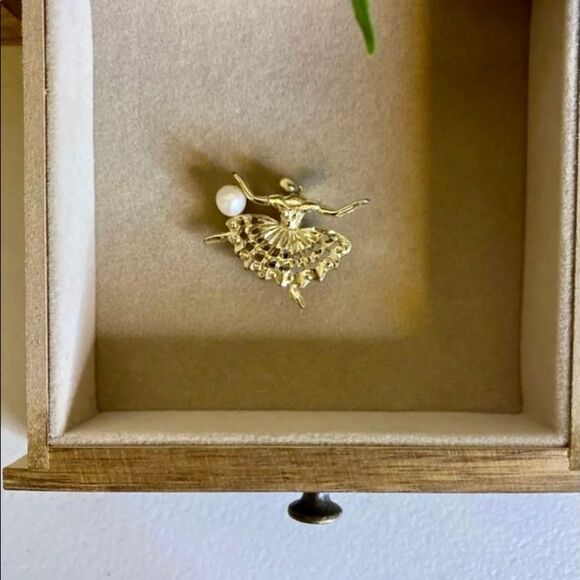 Vintage Pearl and Gold Ballerina Brooch Pin‎ - Picture 2 of 4